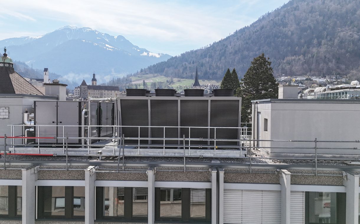 LSWM pro Titan Luft-Wasser-Wärmepumpe Heim AG auf Dach City Shop Chur